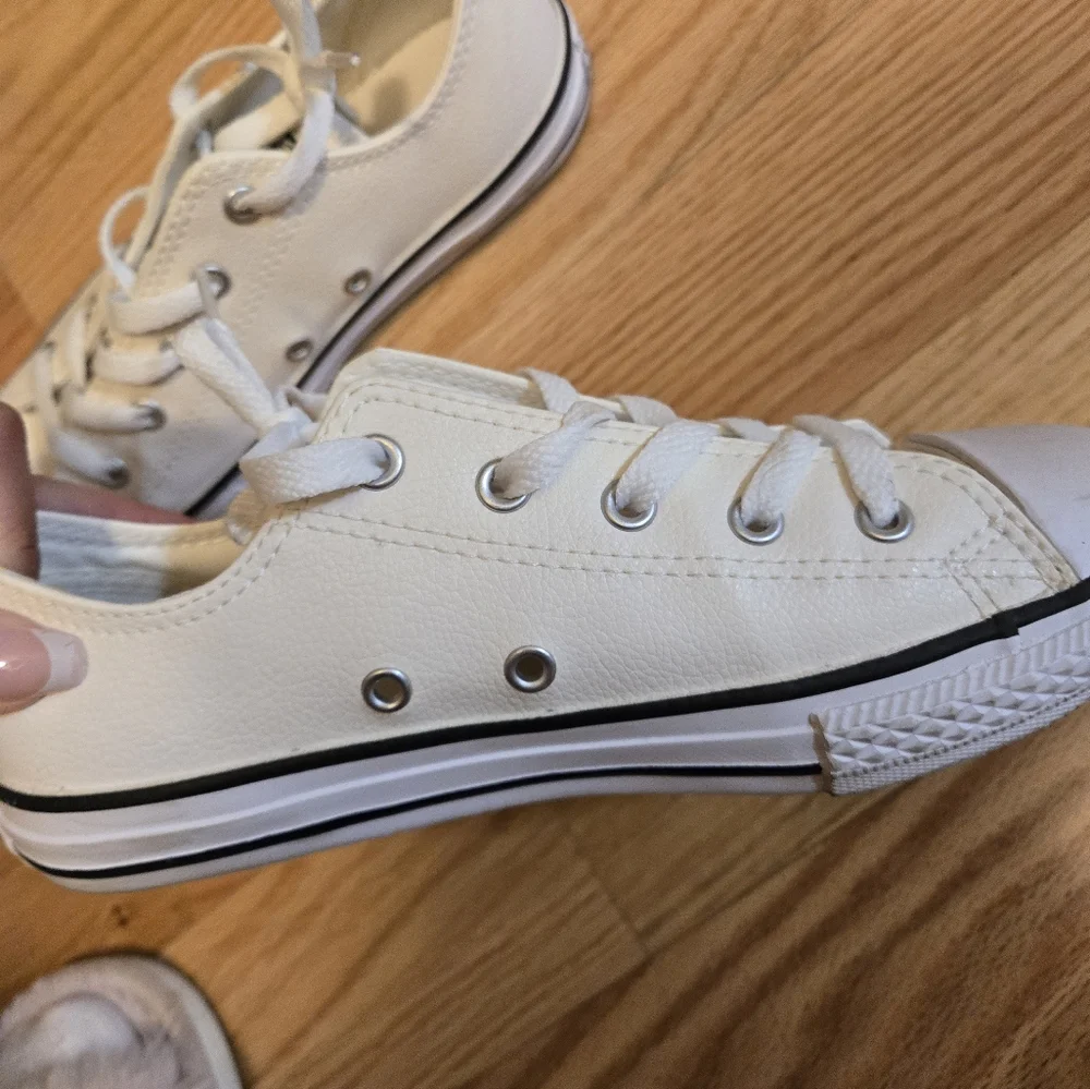 Converse - Picture 2 of 4